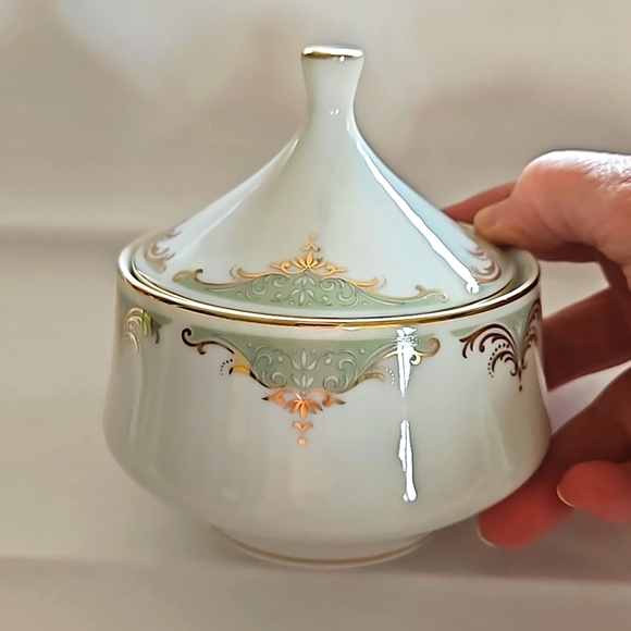 "Valhala" covered cream and sugar by Mikasa. - Picture 3 of 12